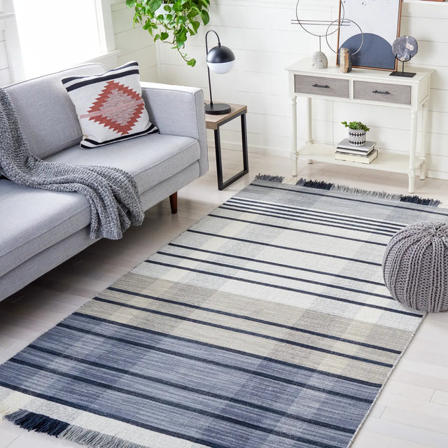 Safavieh Striped Kilim 4'-0" x 6'-0" Rug in Light Grey / Black
