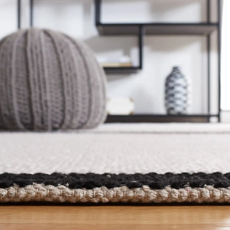 Safavieh Natura 4'-0" x 6'-0" Rug in Ivory / Black