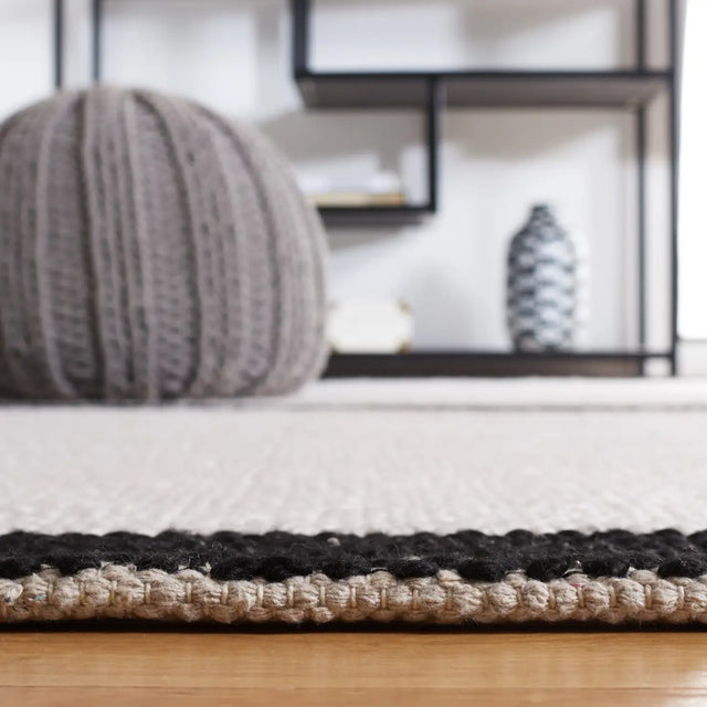 Safavieh Natura 4'-0" x 6'-0" Rug in Ivory / Black