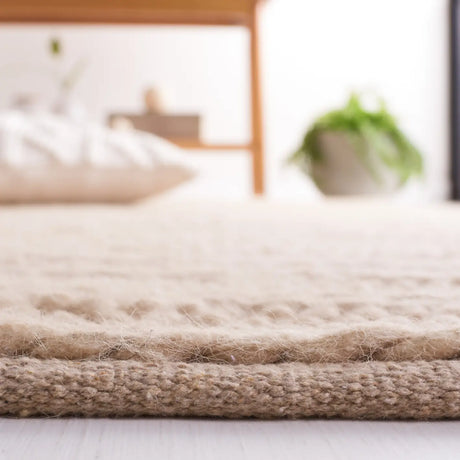 Safavieh Natura 4'-0" x 6'-0" Rug in Beige