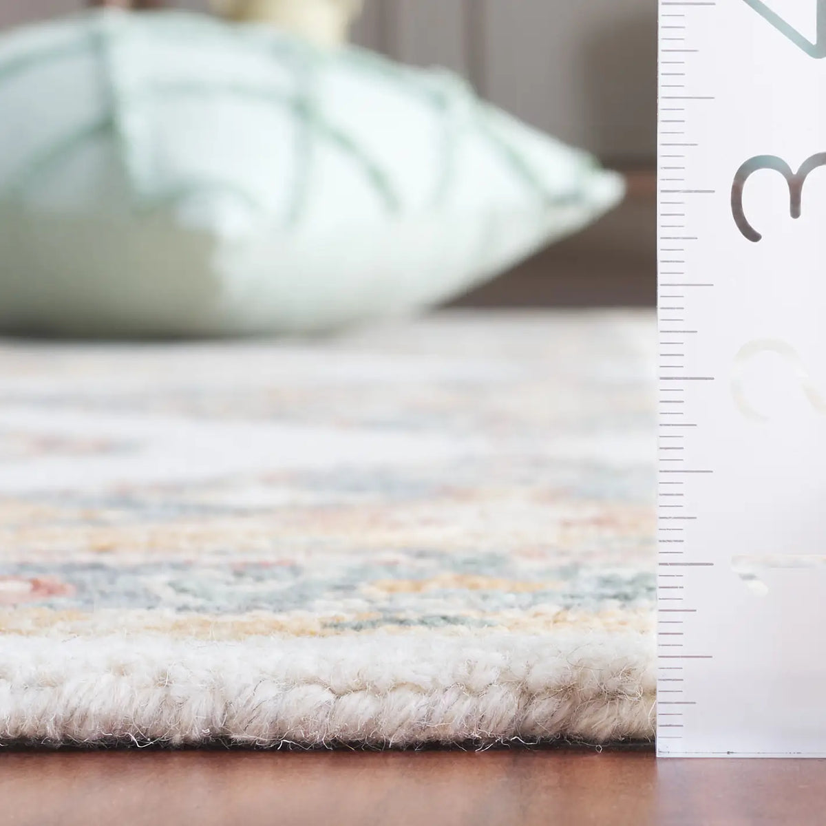 Safavieh Metro 4'-0" x 6'-0" Rug in Ivory / Grey