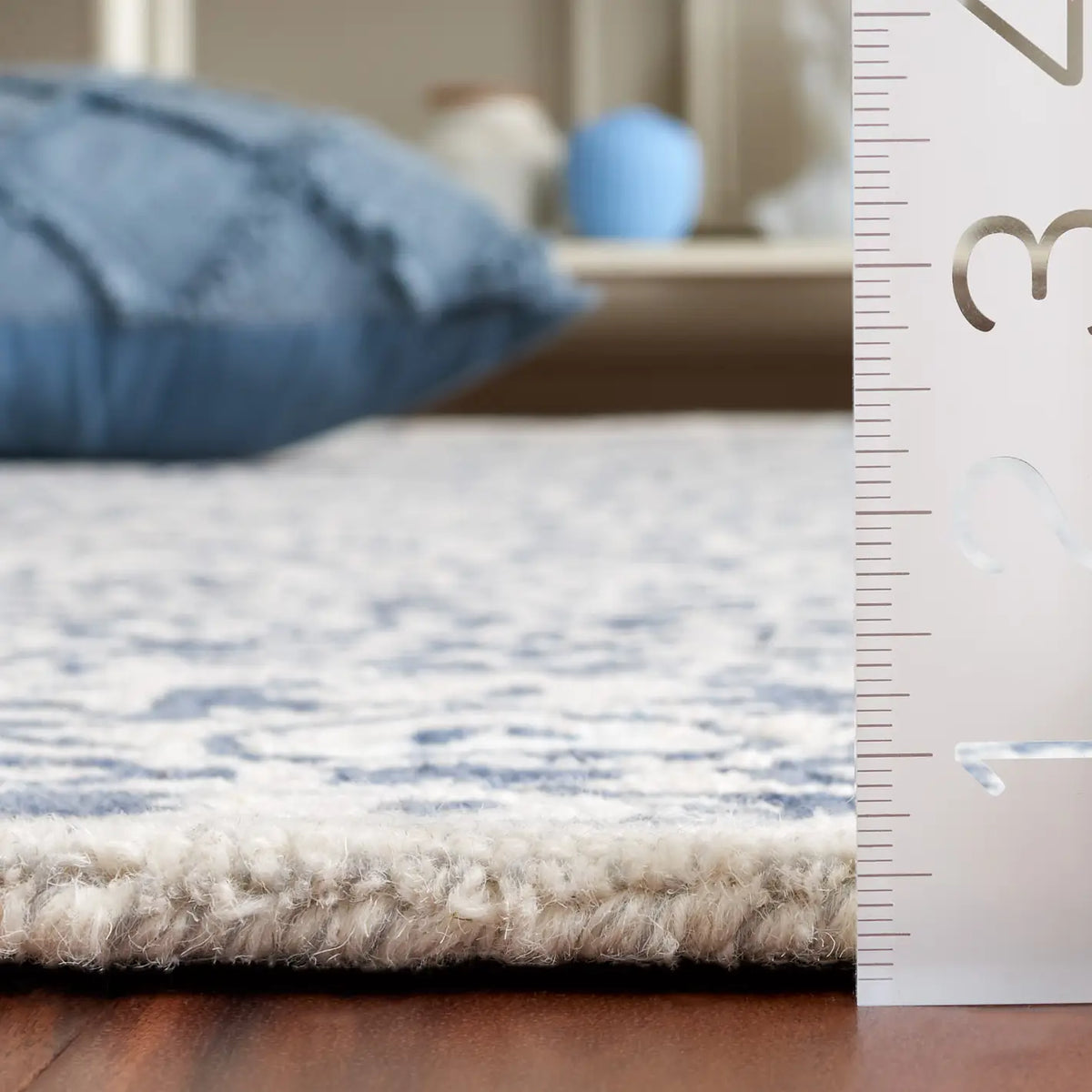 Safavieh Dip Dye 4'-0" x 6'-0" Rug in Blue / Ivory