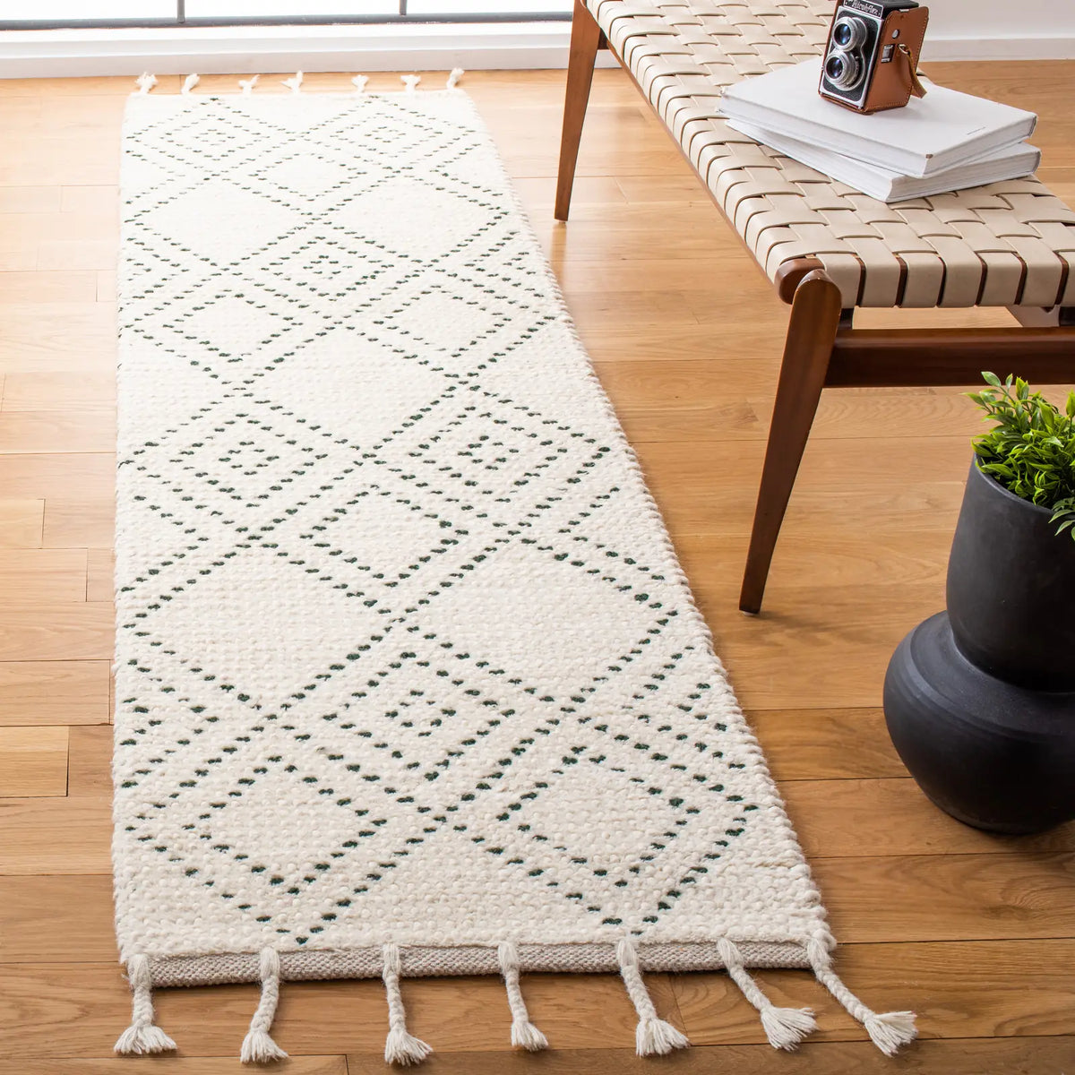 Safavieh Casablanca 2'-3" x 8'-0" Rug in Ivory / Green