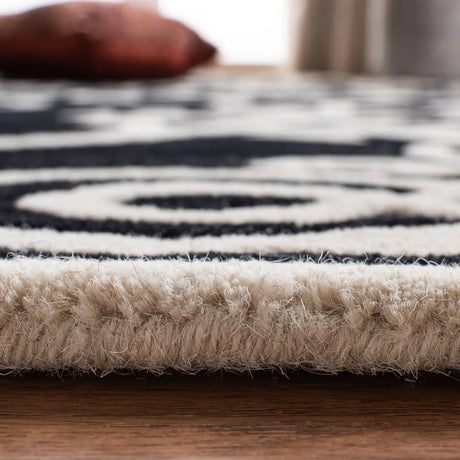 Safavieh Soho 6'-0" x 9'-0" Rug in Black / Ivory