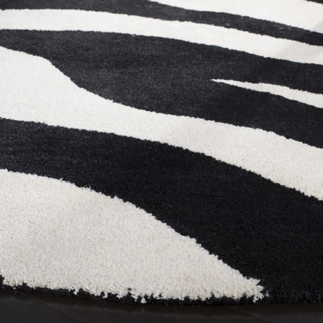 Safavieh Soho 6'-0" x 6'-0" Rug in White / Black