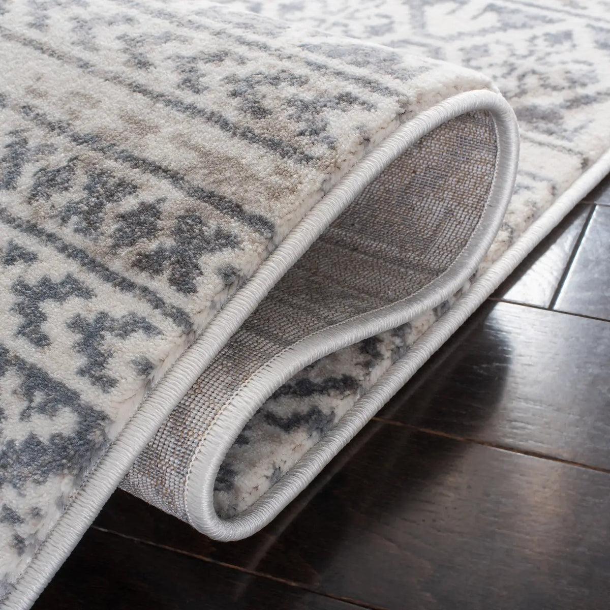 Safavieh Carnegie 4'-0" x 6'-0" Rug in Ivory / Grey