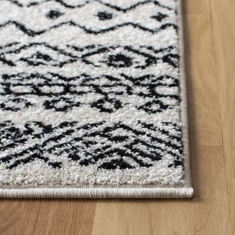 Safavieh Tulum 4'-0" x 6'-0" Rug in Ivory / Black