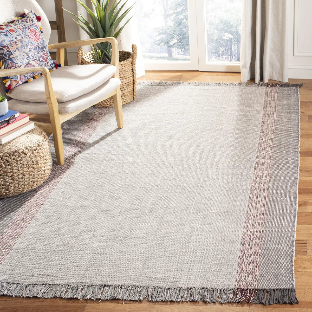 Safavieh Montauk 5'-0" x 8'-0" Rug in Wine / Grey