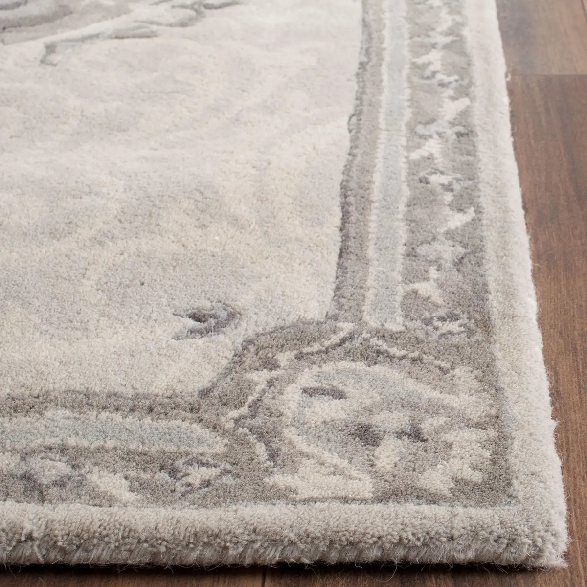 Safavieh Empire 2'-6" x 10'-0" Rug in Beige / Light Grey
