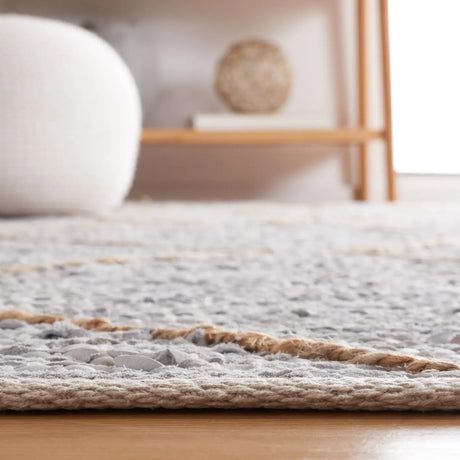 Safavieh Vintage Leather 4'-0" x 6'-0" Rug in Light Grey / Natural