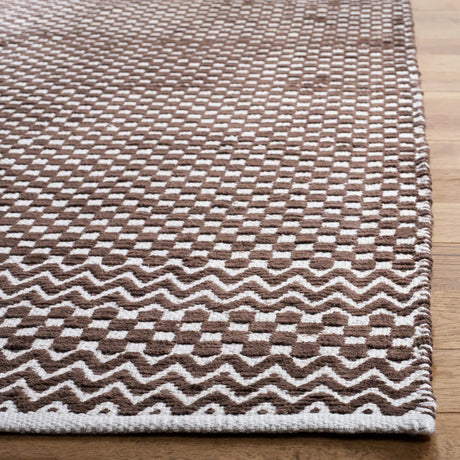 Safavieh Boston 4'-0" x 6'-0" Rug in Brown