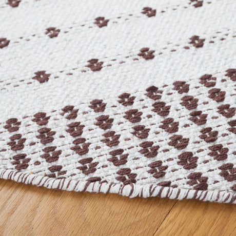 Safavieh Montauk 6'-0" x 6'-0" Rug in Brown / Ivory