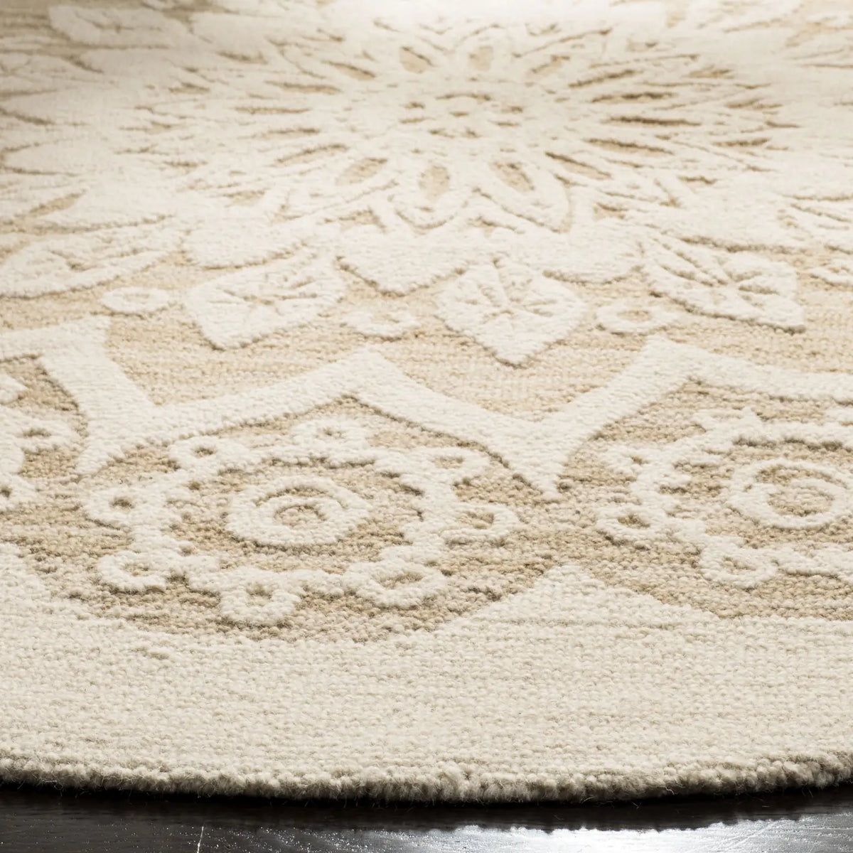 Safavieh Blossom 6'-0" x 6'-0" Rug in Ivory / Beige