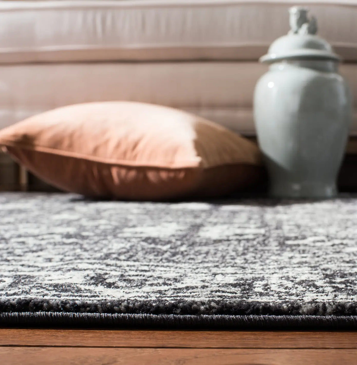 Safavieh Evoke 4'-0" x 6'-0" Rug in Charcoal / Ivory