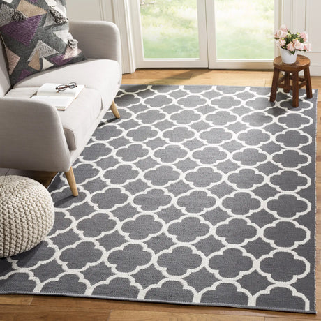 Safavieh Montauk 4'-0" x 6'-0" Rug in Dark Grey / Ivory