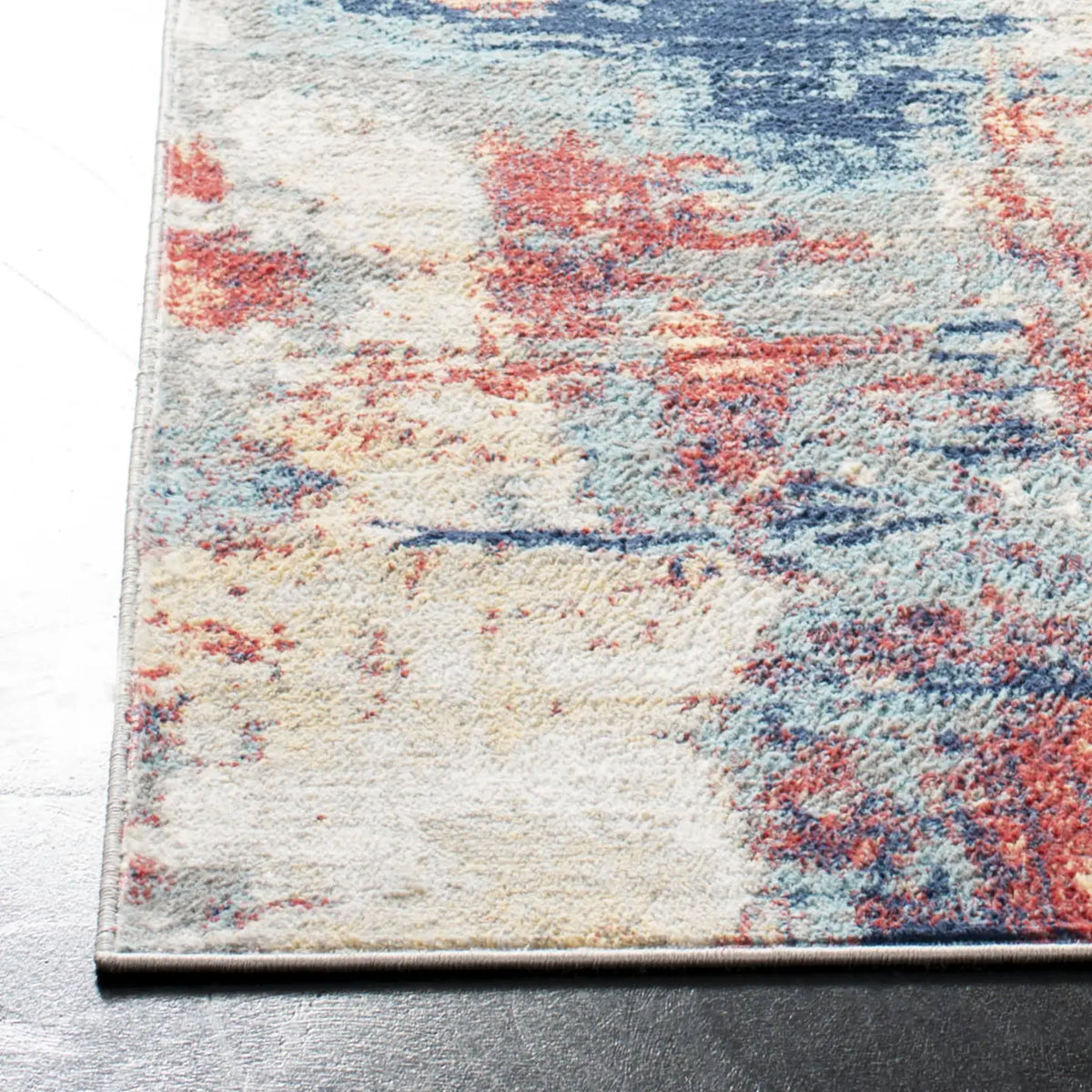 Safavieh Jasper 100 4'-0" x 6'-0" Rug in Grey / Red