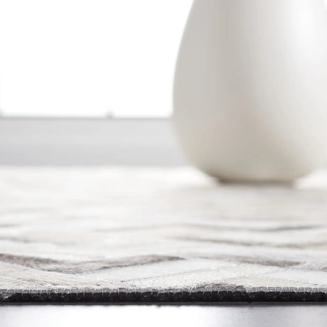 Safavieh Studio Leather 4'-0" x 6'-0" Rug in Black / Grey