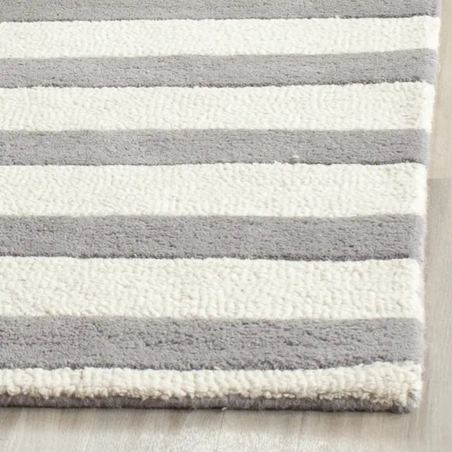 Safavieh Cambridge 4'-0" x 6'-0" Rug in Grey / Ivory