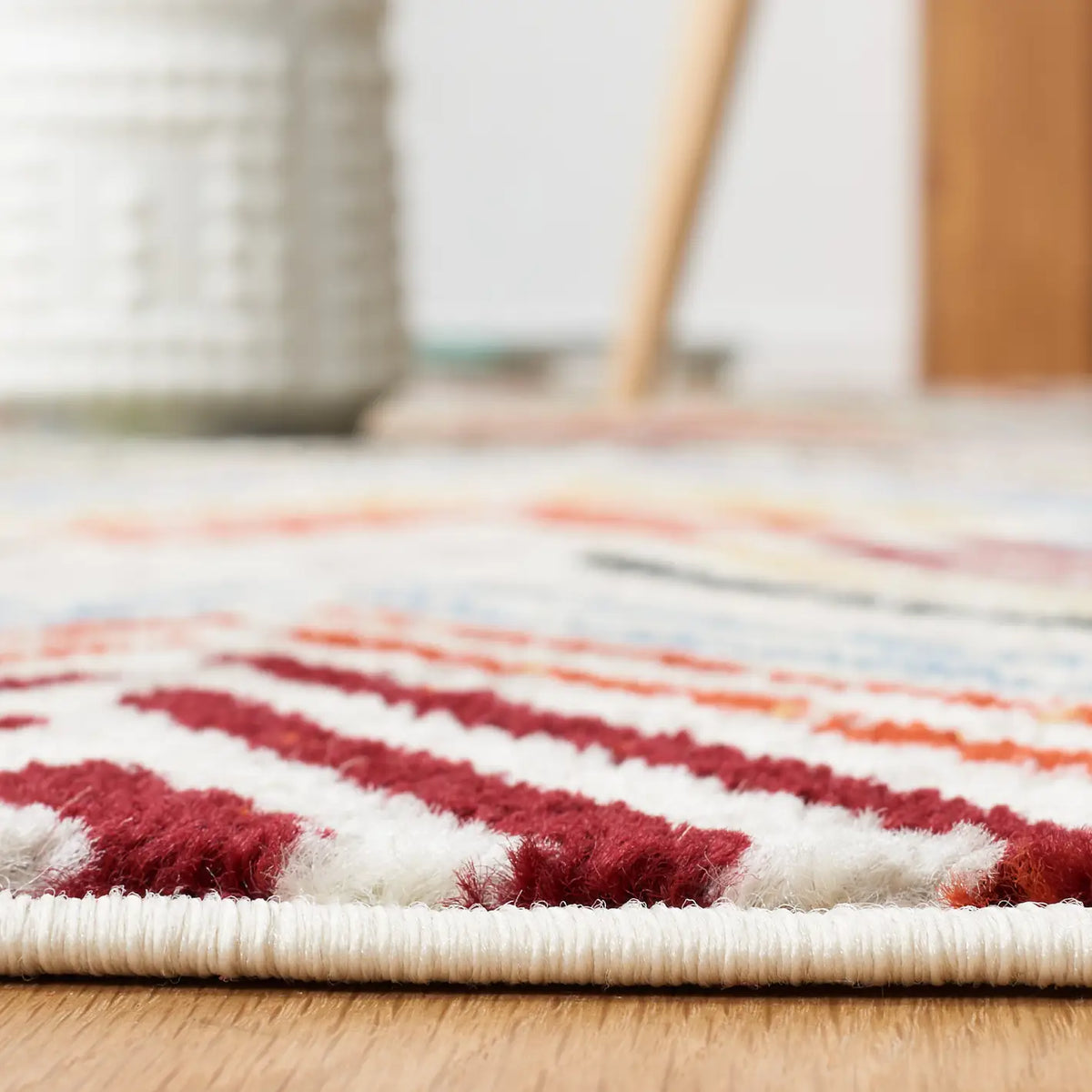 Safavieh Amsterdam 4'-0" x 6'-0" Rug in Ivory / Red