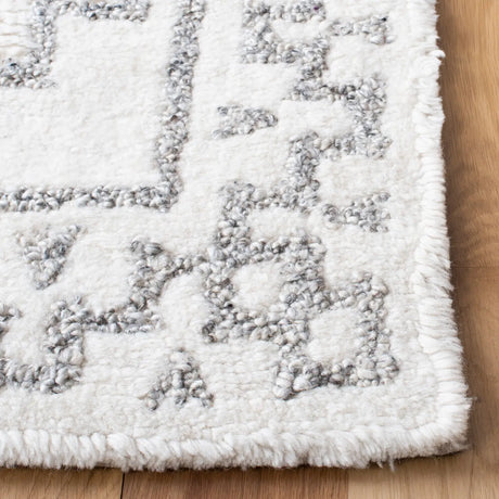 Safavieh Casablanca 4'-0" x 6'-0" Rug in Ivory / Grey
