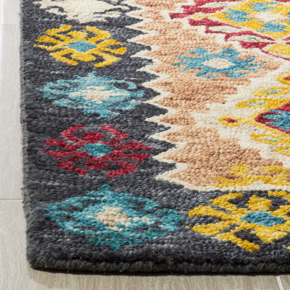 Safavieh Aspen 4'-0" x 6'-0" Rug in Beige / Charcoal