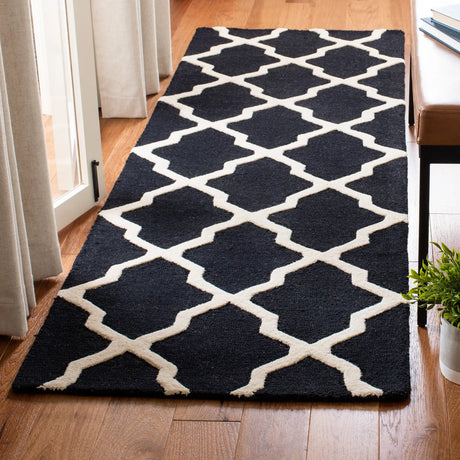 Safavieh Cambridge 2'-6" x 10'-0" Rug in Black / Ivory