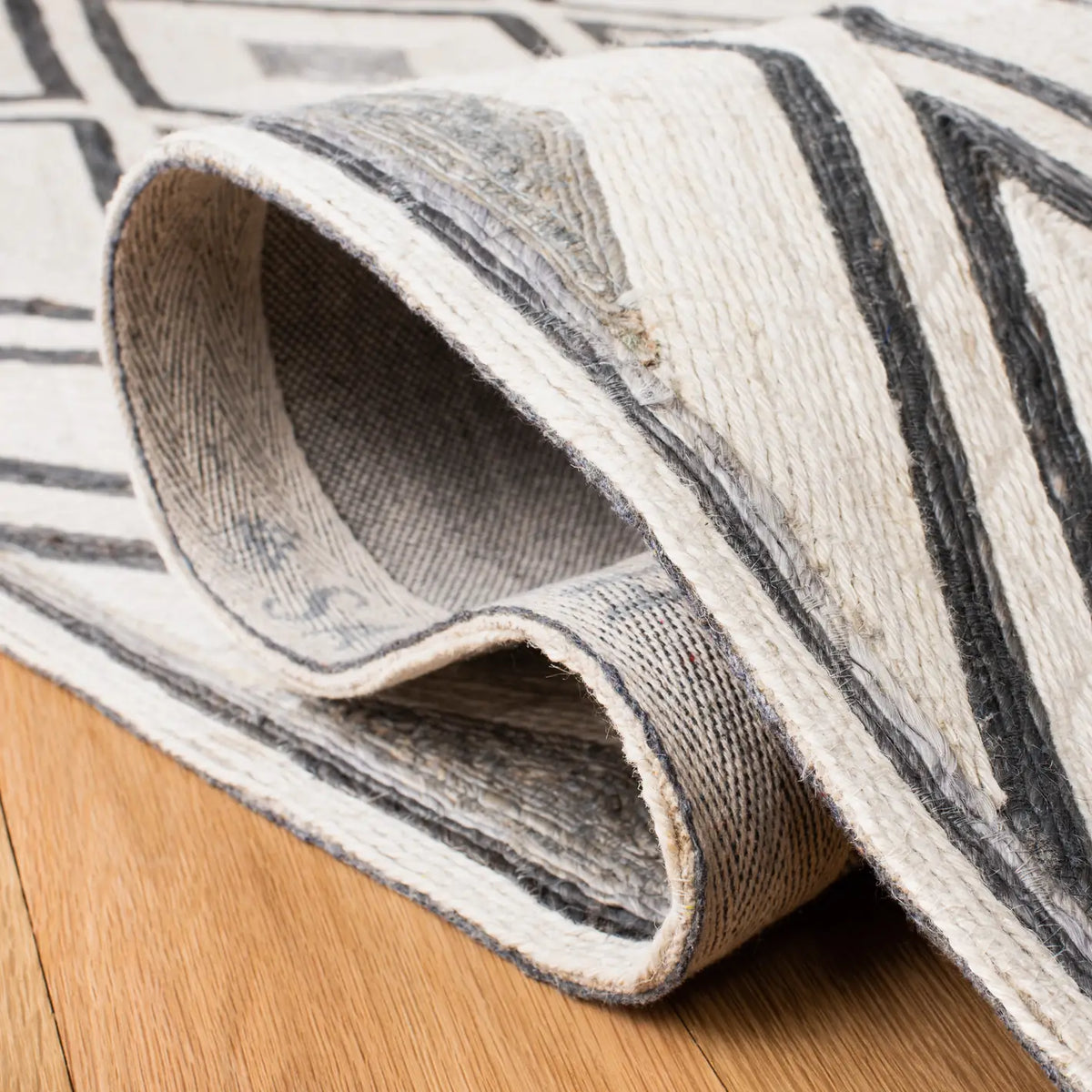 Safavieh Sahara 4'-0" x 6'-0" Rug in Ivory / Grey