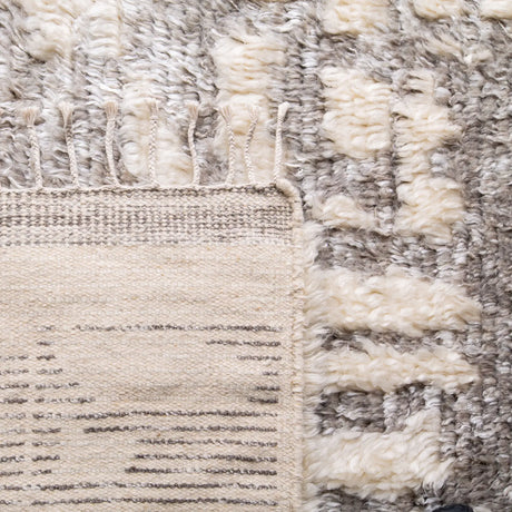 Safavieh Manhattan 4'-0" x 6'-0" Rug in Ivory / Grey