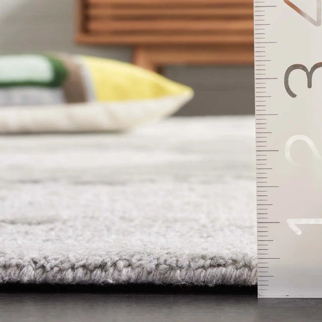 Safavieh Fifth Avenue 4'-0" x 6'-0" Rug in Grey
