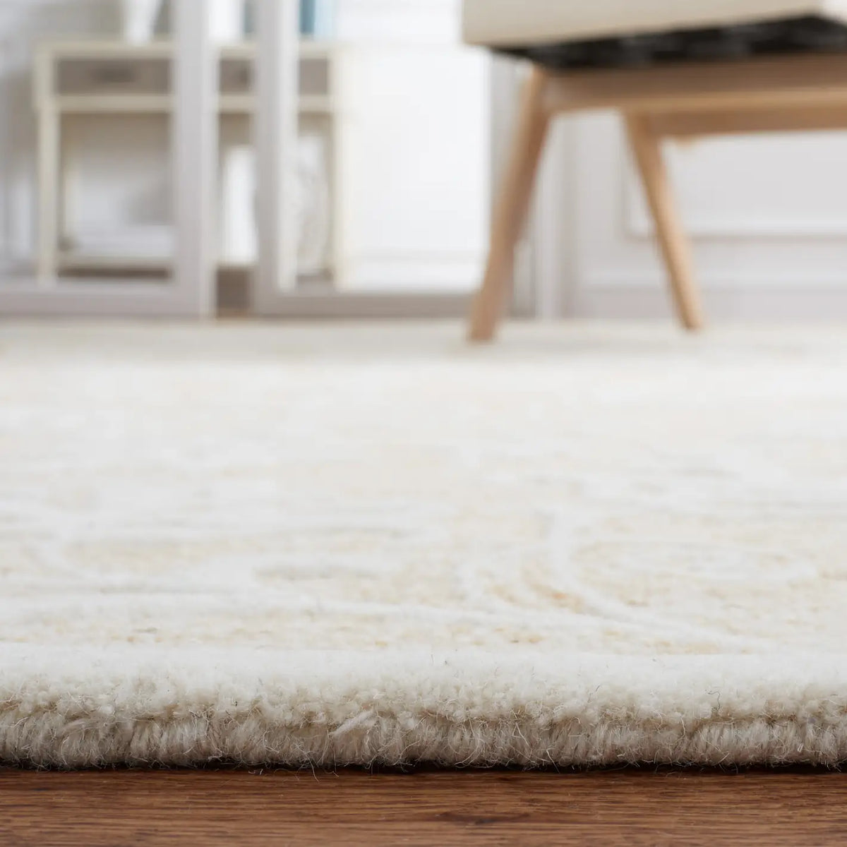 Safavieh Metro 4'-0" x 6'-0" Rug in Gold / Ivory