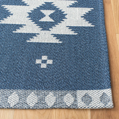 Safavieh Augustine 4'-0" x 6'-0" Rug in Navy / Creme