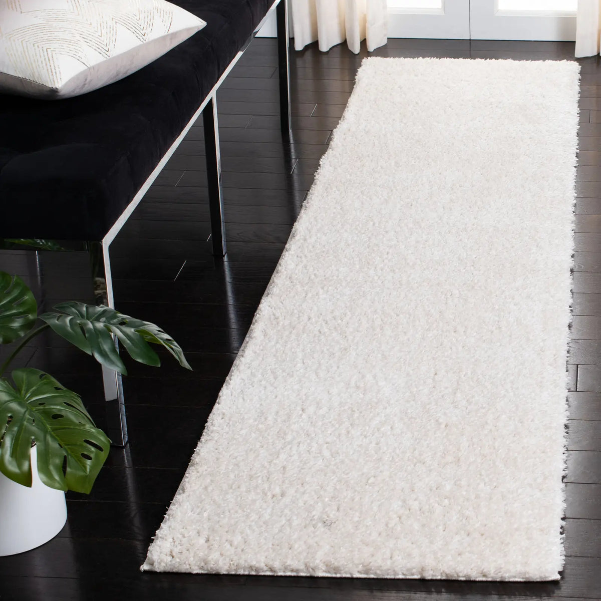 Safavieh Decora Shaggy 2'-0" x 10'-0" Rug in Ivory