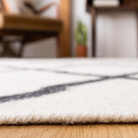 Safavieh Dhurries 5'-0" x 8'-0" Rug in Ivory / Charcoal