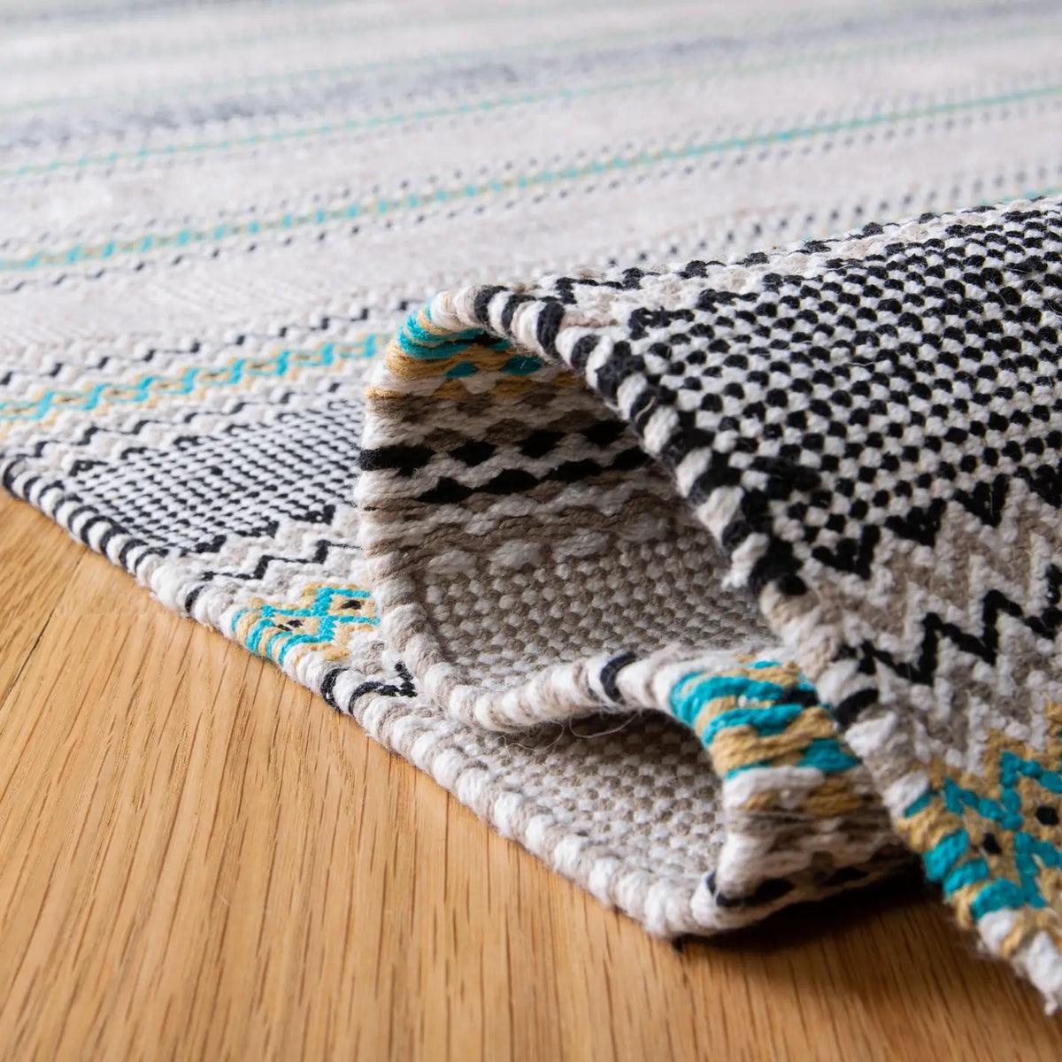 Safavieh Montauk 4'-0" x 6'-0" Rug in Turquoise