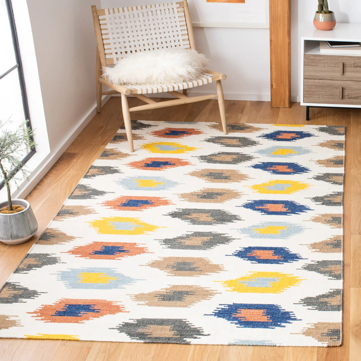 Safavieh Dhurries 5'-0" x 8'-0" Rug in Ivory / Multi