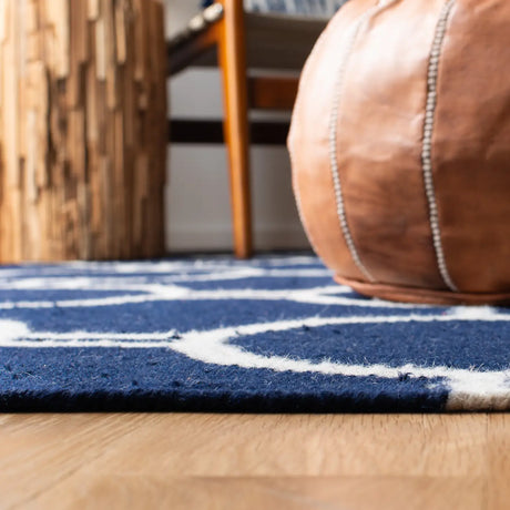 Safavieh Dhurries 4'-0" x 6'-0" Rug in Navy / Ivory