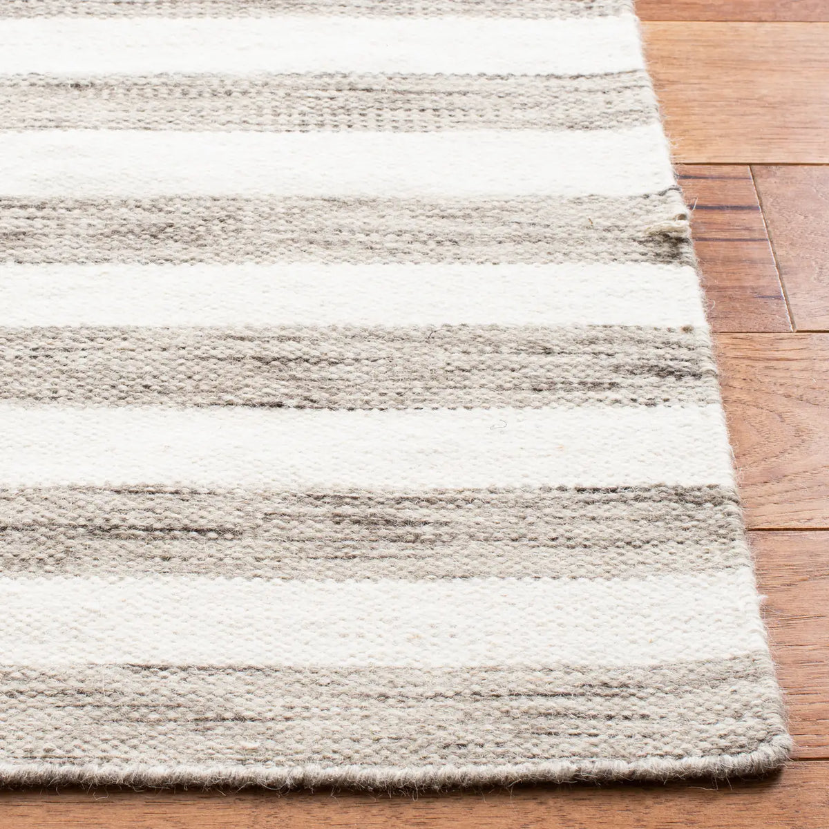 Safavieh Dhurries 4'-0" x 6'-0" Rug in Brown / Ivory