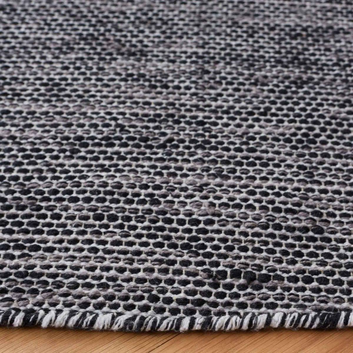 Safavieh Montauk 6'-0" x 6'-0" Rug in Black / Ivory