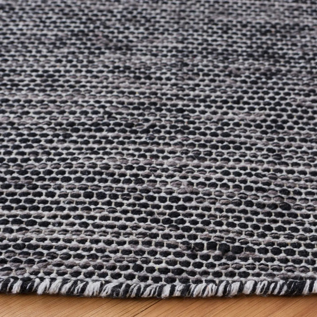 Safavieh Montauk 6'-0" x 6'-0" Rug in Black / Ivory
