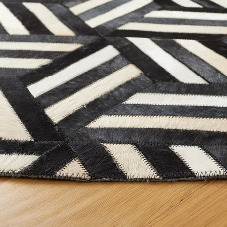 Safavieh Studio Leather 6'-0" x 6'-0" Rug in Ivory / Black