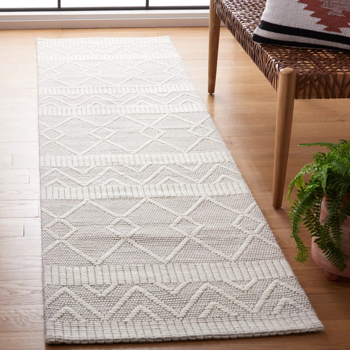 Safavieh Marbella 2'-3" x 9'-0" Rug in Ivory / Beige