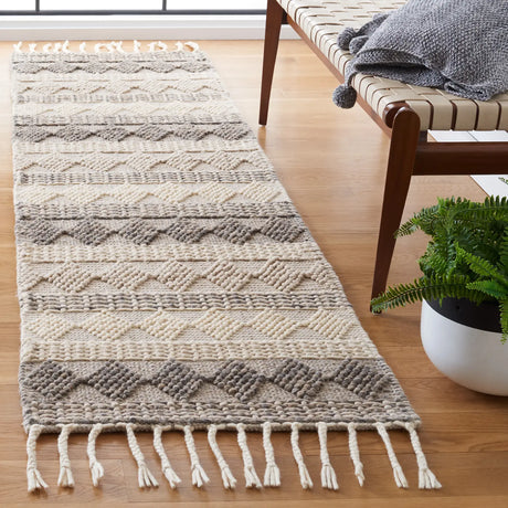 Safavieh Natura 2'-3" x 8'-0" Rug in Ivory / Grey