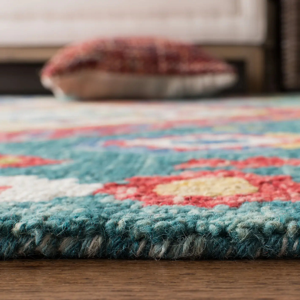 Safavieh Aspen 4'-0" x 6'-0" Rug in Green / Red