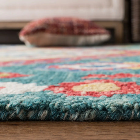 Safavieh Aspen 4'-0" x 6'-0" Rug in Green / Red