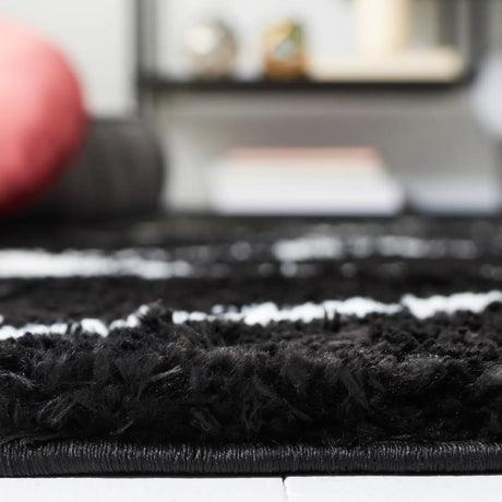 Safavieh Tahoe Shag 4'-0" x 6'-0" Rug in Black / White