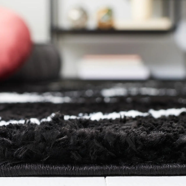Safavieh Tahoe Shag 4'-0" x 6'-0" Rug in Black / White