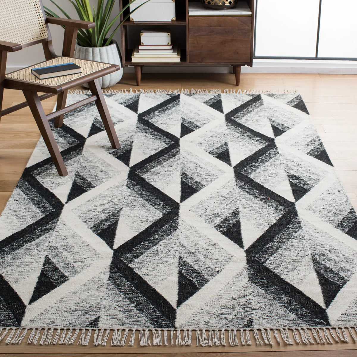 Safavieh Kilim 4'-0" x 6'-0" Rug in Ivory / Black