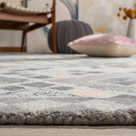 Safavieh Soho 4'-0" x 6'-0" Rug in Grey / Gold