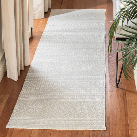 Safavieh Cedar Brook 2'-3" x 8'-0" Rug in Silver / Ivory