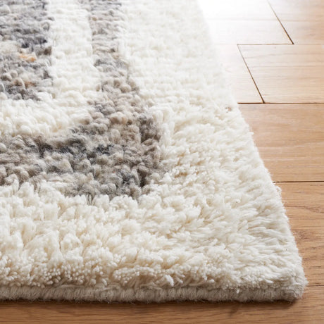 Safavieh Casablanca 4'-0" x 6'-0" Rug in Ivory / Dark Grey